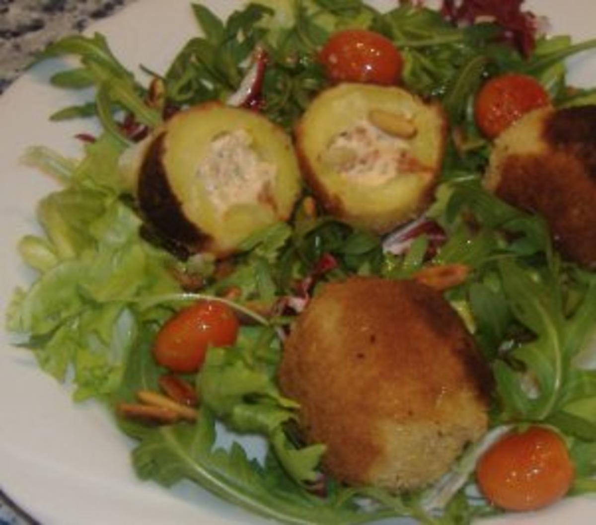 Winterlicher Salat mit gefüllten Kartoffeln - Rezept