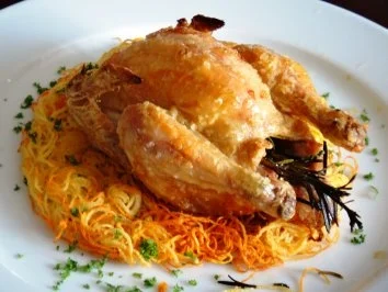 Knusper-Mais-Huehnchen und Coquelet auf Kartoffelstroh - Rezept