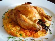 Knusper-Mais-Huehnchen und Coquelet auf Kartoffelstroh - Rezept