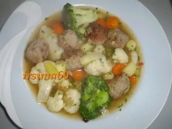 Rezept: Feine Gemüsesuppe mit Hackklößchen Feine Gemüsesuppe mit Hackklößchen - Rezept