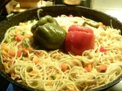 gefüllte Paprika im Spagettibett - Rezept