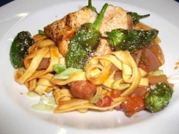 Tagliatelle im Chorizosud mit Maispoularde - Rezept