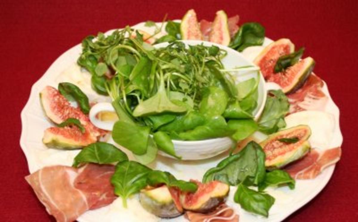 Feigen an Büffelmozzarella und Prosciutto di Parma an Blattsalat mit ...
