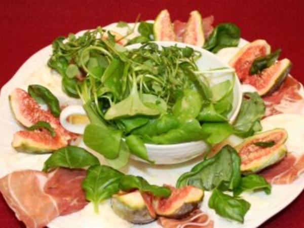 Feigen an Büffelmozzarella und Prosciutto di Parma an Blattsalat mit ...