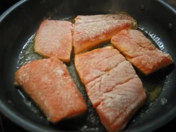 Fisch + Meeresfrüchte: Eismeer-Lachsforelle mit Krabben in Sherry-Sahne-Soße - Rezept - Bild Nr. 2