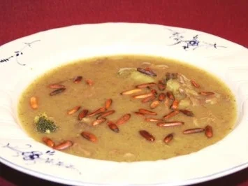 Brokkolisuppe mit Steinpilzen - Rezept