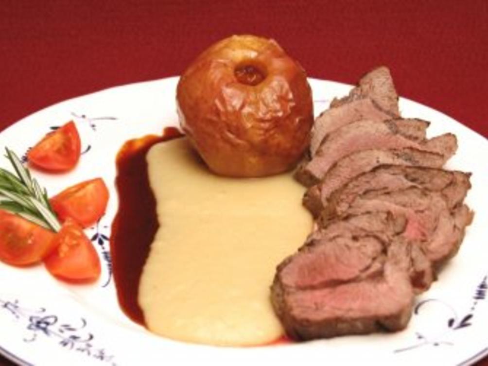 Rehrücken, auf dem Heubett gegart - von Das perfekte Dinner Rehrücken, auf dem Heubett gegart - von Das perfekte Dinner