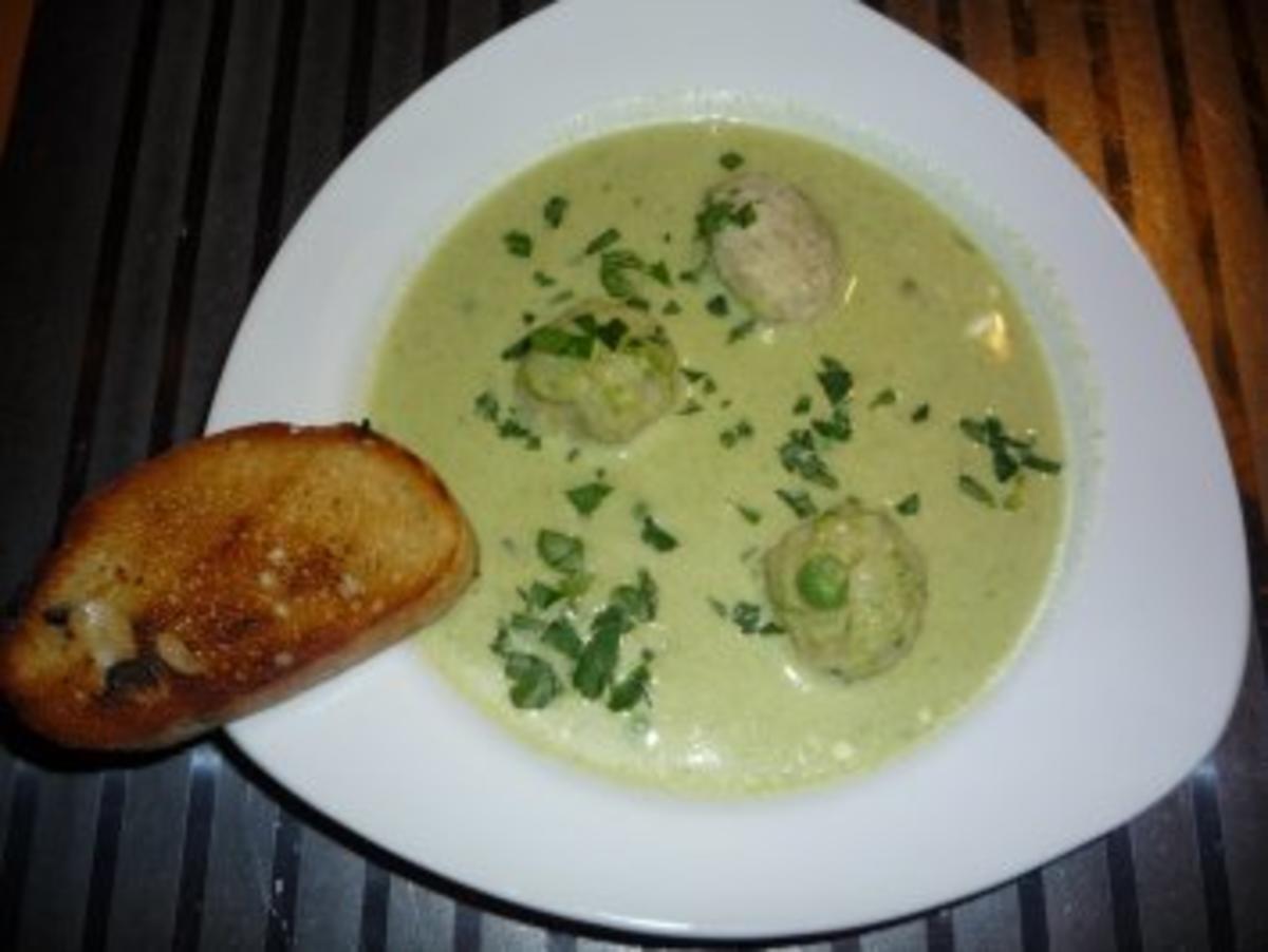 Bilder für Frische Erbsencremesuppe mit Käseböllkes alla SchwieMu (aus meinem KB) - Rezept