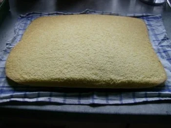 Biskuit Sahne Kirsch Rolle - Rezept - Bild Nr. 7