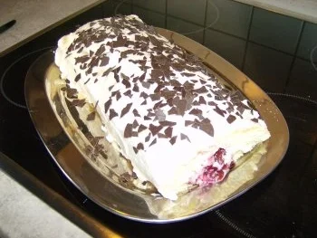 Biskuit Sahne Kirsch Rolle - Rezept
