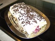 Biskuit Sahne Kirsch Rolle - Rezept