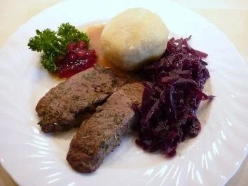 Rehrücken, Rotkohl und Kartoffelknödel - Rezept