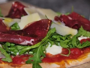 Rezept: Pizza con Rucola Bresaola e Parmigiano Pizza con Rucola Bresaola e Parmigiano - Rezept