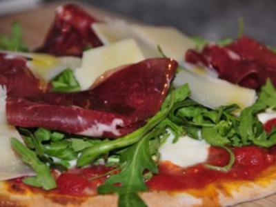 Pizza con Rucola Bresaola e Parmigiano - Rezept