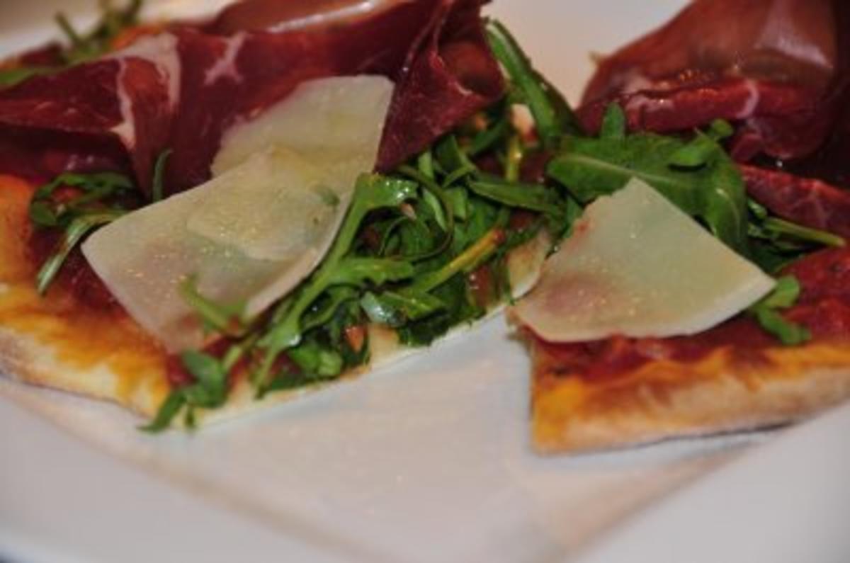Pizza con Rucola Bresaola e Parmigiano - Rezept - Bild Nr. 6