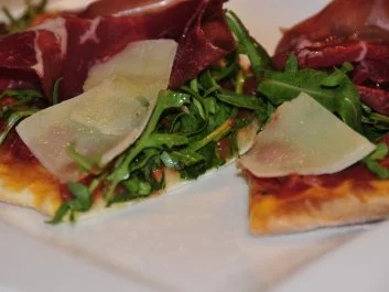 Rezept: Pizza con Rucola Bresaola e Parmigiano Bild Nr. 6 Pizza con Rucola Bresaola e Parmigiano - Rezept - Bild Nr. 6