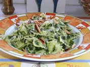 Pasta: Farfalle in Spinat-Sahnesoße und grösteten Pinienkernen. - Rezept