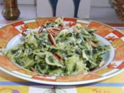 Pasta: Farfalle in Spinat-Sahnesoße und grösteten Pinienkernen. - Rezept
