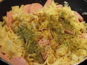 Rezept: Schnelle Nudelpfanne mit Tomaten, Kräutern und Käse Bild Nr. 2 Schnelle Nudelpfanne mit Tomaten, Kräutern und Käse - Rezept - Bild Nr. 2