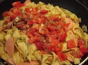 Schnelle Nudelpfanne mit Tomaten, Kräutern und Käse - Rezept