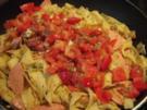 Schnelle Nudelpfanne mit Tomaten, Kräutern und Käse - Rezept