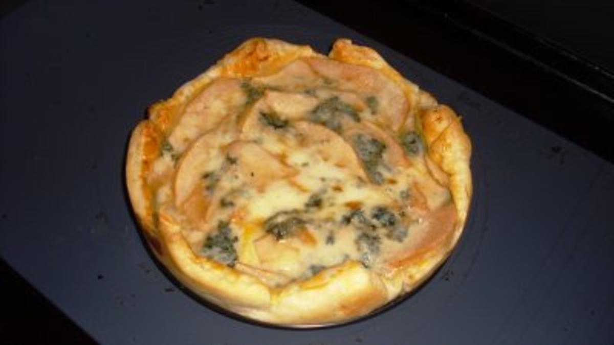 Bilder für Birnen-Gorgonzola-Tarte mit Knusperspeck - Rezept