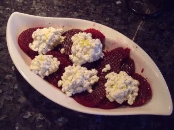 Rezept: Rote-Bete-Salat mit Hüttenkäse Rote-Bete-Salat mit Hüttenkäse - Rezept