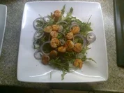 Rucola mit gebratenen Garnelen - Rezept