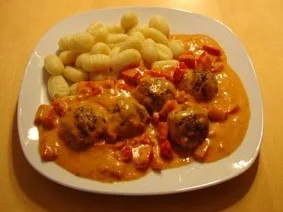 Rezept: Paprika-Hackbällchen mit Gnocchi Paprika-Hackbällchen mit Gnocchi - Rezept