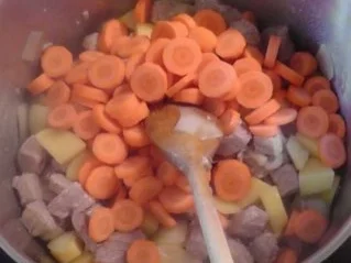 Rezept: feuriger Gulasch-Kessel Bild Nr. 7 feuriger Gulasch-Kessel - Rezept - Bild Nr. 7