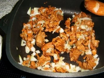 Rezept: Pfifferling-Semmelknödel Bild Nr. 3 Pfifferling-Semmelknödel - Rezept - Bild Nr. 3