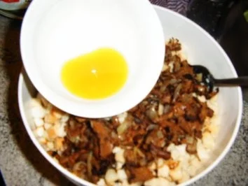 Rezept: Pfifferling-Semmelknödel Bild Nr. 4 Pfifferling-Semmelknödel - Rezept - Bild Nr. 4