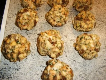 Rezept: Pfifferling-Semmelknödel Bild Nr. 7 Pfifferling-Semmelknödel - Rezept - Bild Nr. 7