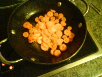 Nürnberger & Möhrchen in Kräutersahne auf Reisbett - Rezept - Bild Nr. 6