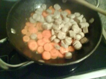 Nürnberger & Möhrchen in Kräutersahne auf Reisbett - Rezept - Bild Nr. 7