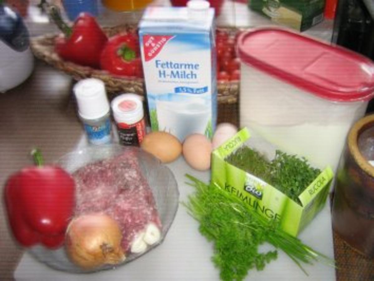 Kräuterpfannkucheröllchen gefüllt mit einer pikanten Hack-Paprikafüllung - Rezept - Bild Nr. 2