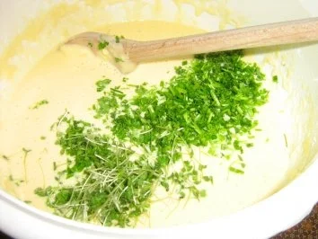 Rezept: Kräuterpfannkucheröllchen gefüllt mit einer pikanten Hack-Paprikafüllung Bild Nr. 3 Kräuterpfannkucheröllchen gefüllt mit einer pikanten Hack-Paprikafüllung - Rezept - Bild Nr. 3