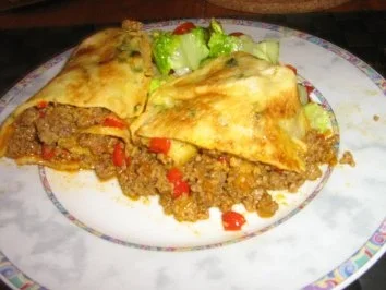 Rezept: Kräuterpfannkucheröllchen gefüllt mit einer pikanten Hack-Paprikafüllung Kräuterpfannkucheröllchen gefüllt mit einer pikanten Hack-Paprikafüllung - Rezept