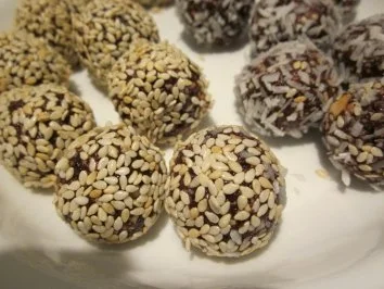 Blissball - ein nussig süßer Glücksball zum Wegnaschen - Rezept