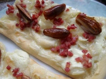 Rezept: Flammkuchen mit Essig-Zwiebelchen, Schinken und Datteln Flammkuchen mit Essig-Zwiebelchen, Schinken und Datteln - Rezept
