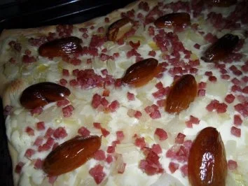 Rezept: Flammkuchen mit Essig-Zwiebelchen, Schinken und Datteln Bild Nr. 6 Flammkuchen mit Essig-Zwiebelchen, Schinken und Datteln - Rezept - Bild Nr. 6