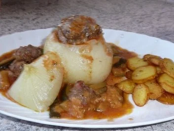 Rezept: Gemüse: Gefüllte Gemüsezwiebel im Zucchini-Tomatenbett Gemüse: Gefüllte Gemüsezwiebel im Zucchini-Tomatenbett - Rezept