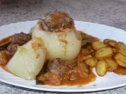 Gemüse: Gefüllte Gemüsezwiebel im Zucchini-Tomatenbett - Rezept