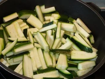 Rezept: Gemüse: Gefüllte Gemüsezwiebel im Zucchini-Tomatenbett Bild Nr. 3 Gemüse: Gefüllte Gemüsezwiebel im Zucchini-Tomatenbett - Rezept - Bild Nr. 3