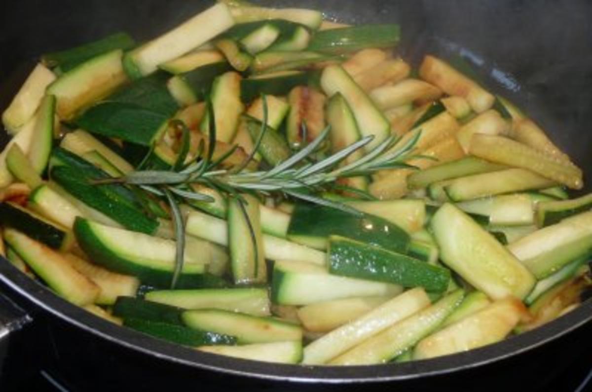 Gemüse: Gefüllte Gemüsezwiebel im Zucchini-Tomatenbett - Rezept - Bild Nr. 4