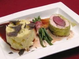 Rehrücken im Hähnchen-Wirsing-Mantel, Bohnen im Speckröllchen u. Trüffelpüree - Rezept - Bild Nr. 2