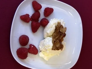 Vanille-Topfenschaum mit Himbeeren (Horst Janson) - Rezept