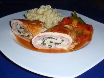 Putenroulade mit Paprikagemüse und Nudeln - Rezept