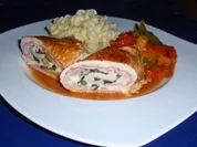 Putenroulade mit Paprikagemüse und Nudeln - Rezept