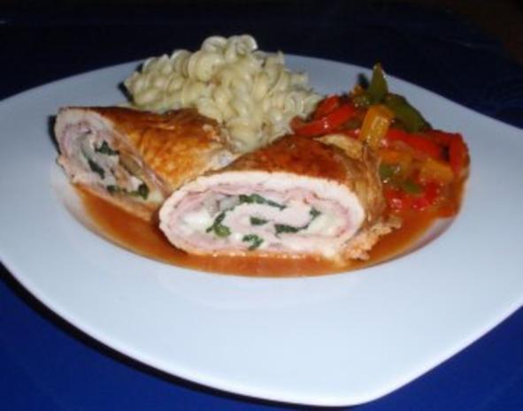 Putenroulade mit Paprikagemüse und Nudeln - Rezept - kochbar.de